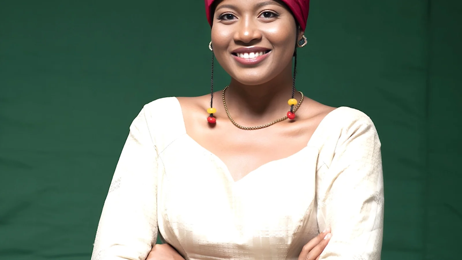 Maimouna Ba est une militante burkinabè de 29 ans, engagée pour les femmes et les enfants déplacés de force au Burkina Faso. Fondatrice de la Maman Sahélienne Fondation, elle consacre sa vie à leur redonner espoir et dignité.