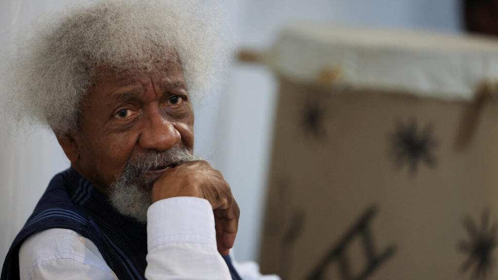 Wole Soyinka, écrivain nigérian et prix Nobel de littérature, ne pourra plus entrer aux États-Unis. À 91 ans, il vient d’apprendre que son visa américain a été annulé. L’ambassade des États-Unis à Lagos ne lui a donné aucune raison précise. Cette décision choque. Elle soulève des questions sur la liberté d’expression et les relations diplomatiques entre l’Afrique et l’Amérique.